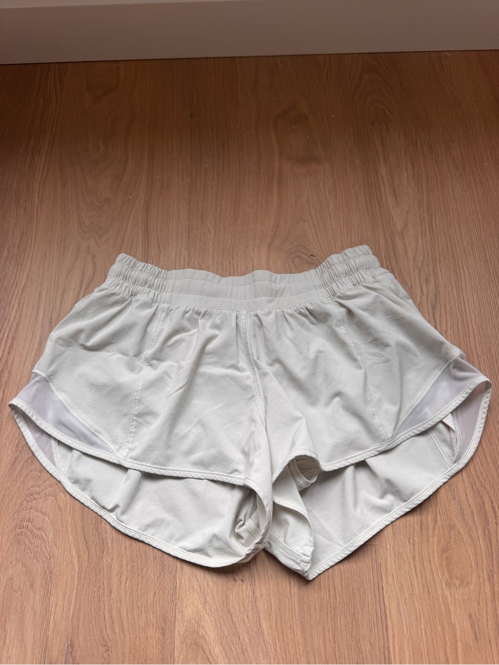 Lululemon Hotty Hot 2.5” Bone